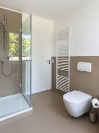 Modernes Bad mit bodengleicher Dusche