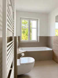 Modernes Bad mit bodengleicher Dusche