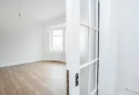 Wohnbereich mit antiken Türen