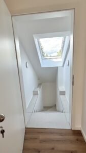 Wohnungseingang mit Blick ins Treppenhaus