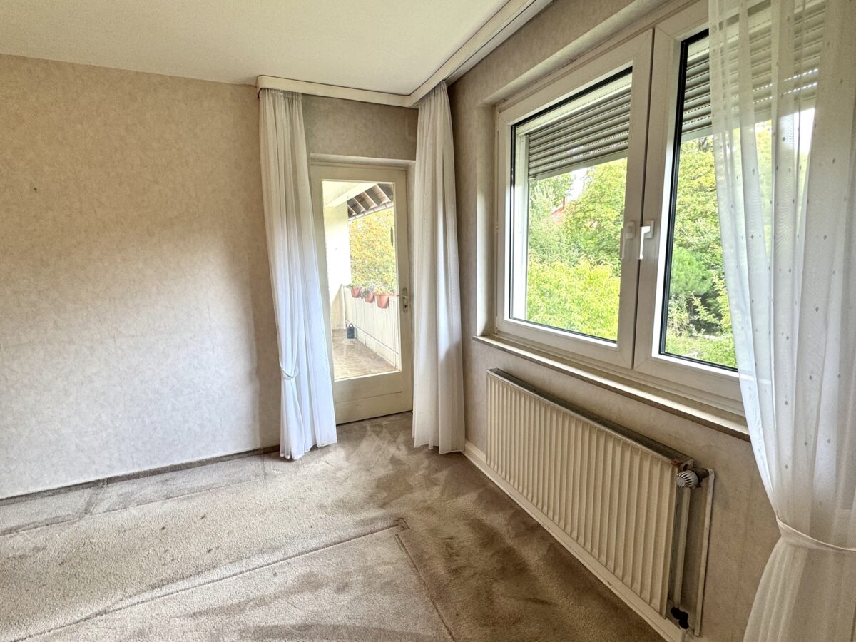 Schlafzimmer mit Austritt auf den Balkon