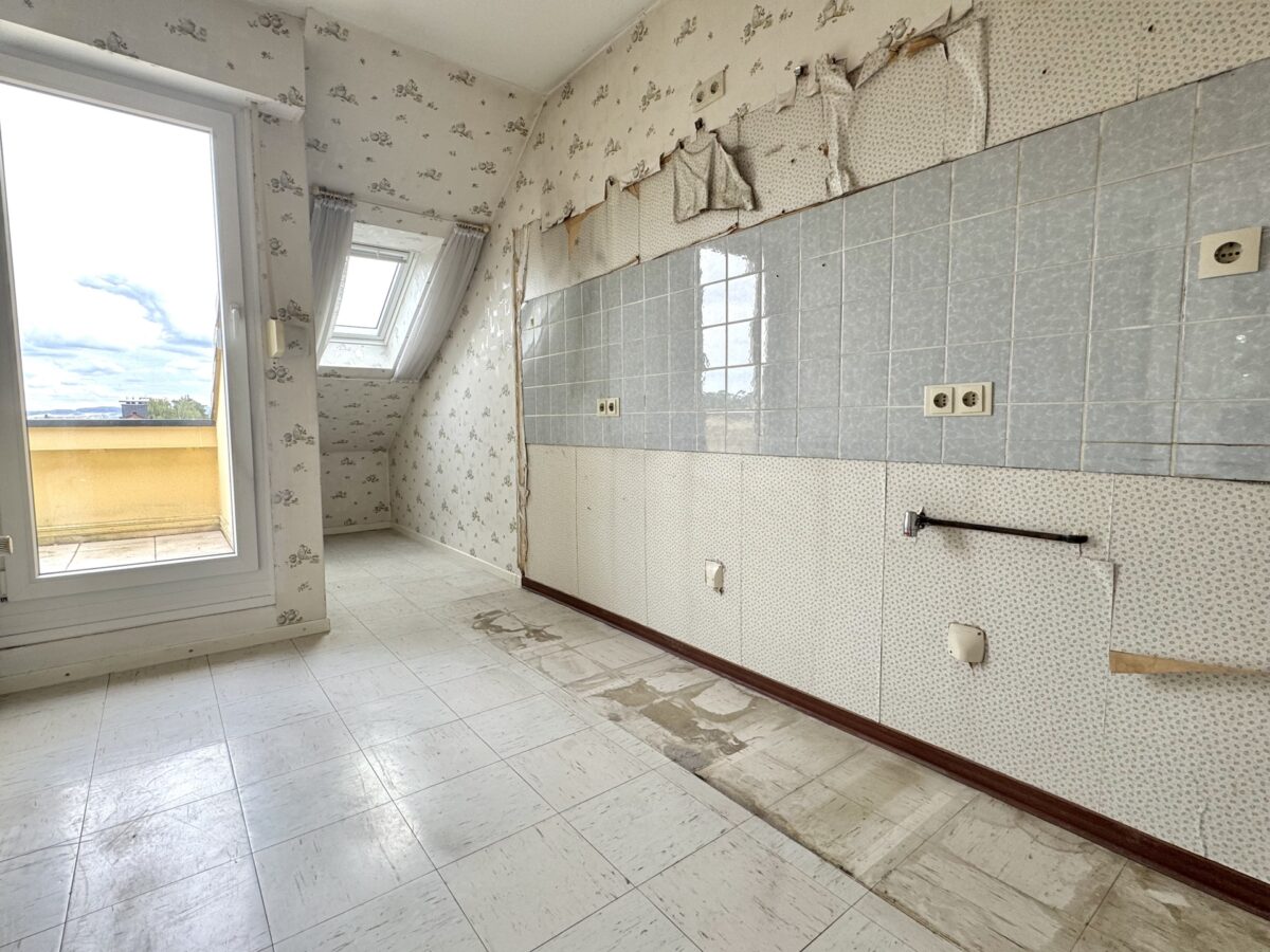 Küche mit Zugang zur Dachterrasse