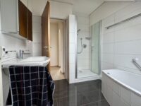 Tageslichtbad mit Dusche und Badezimmer