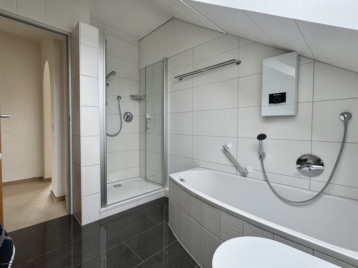 Tageslichtbad mit Dusche und Badewanne