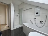 Tageslichtbad mit Dusche und Badewanne