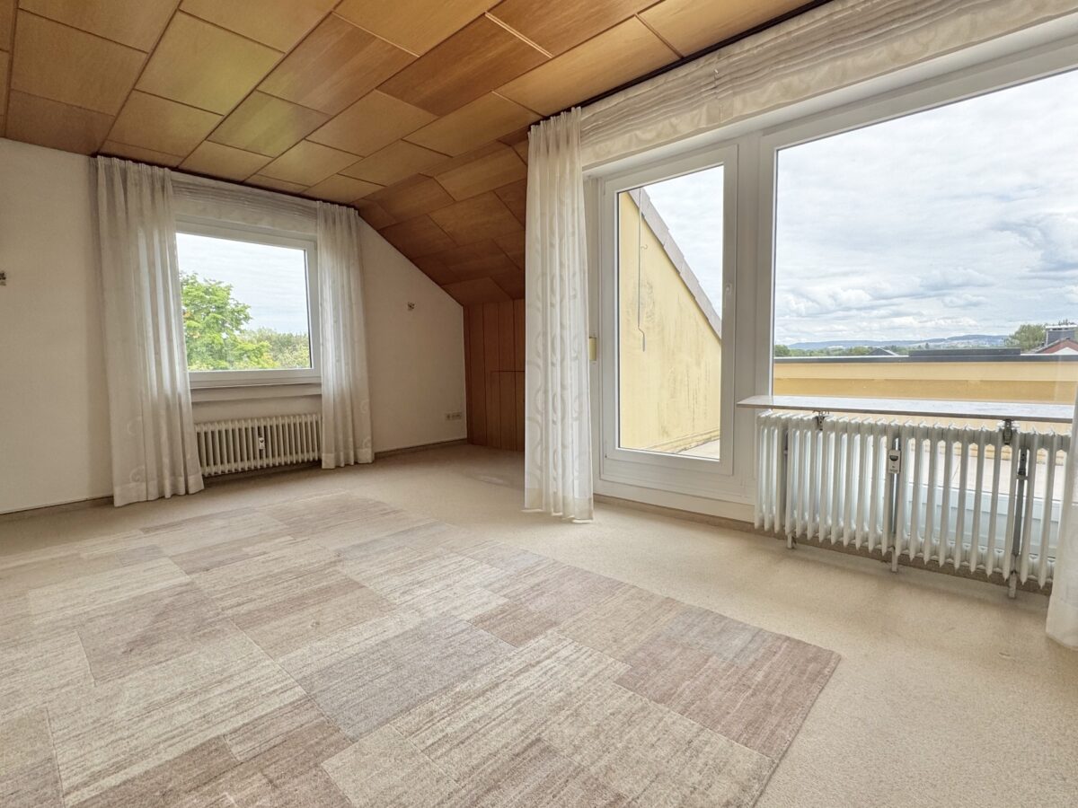 Wohnzimmer mit Zugang zur Dachterasse