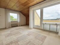 Wohnzimmer mit Zugang zur Dachterasse