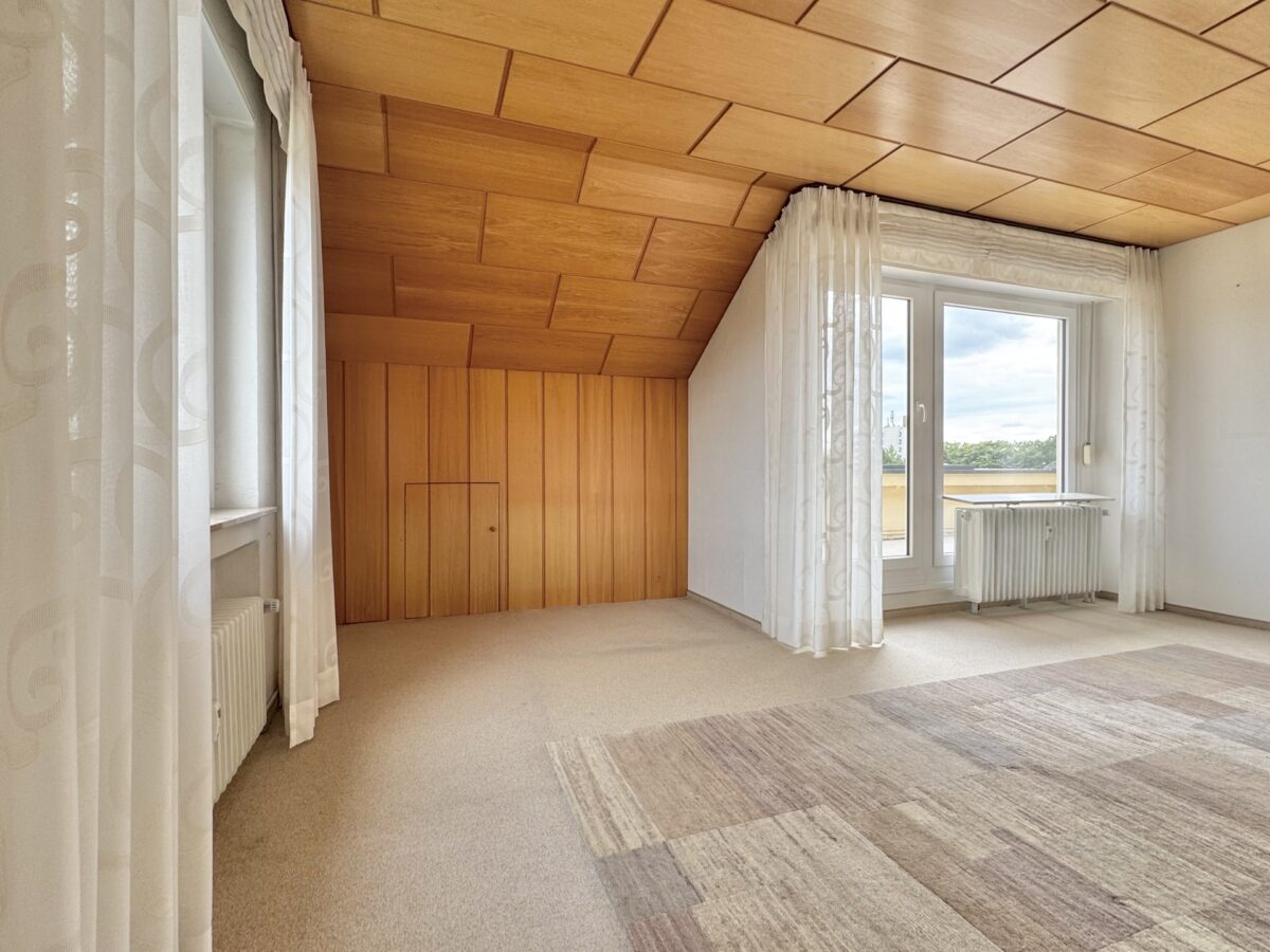 Wohnzimmer mit Zugang zur Dachterasse