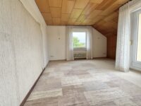 Wohnzimmer mit Zugang zur Dachterasse