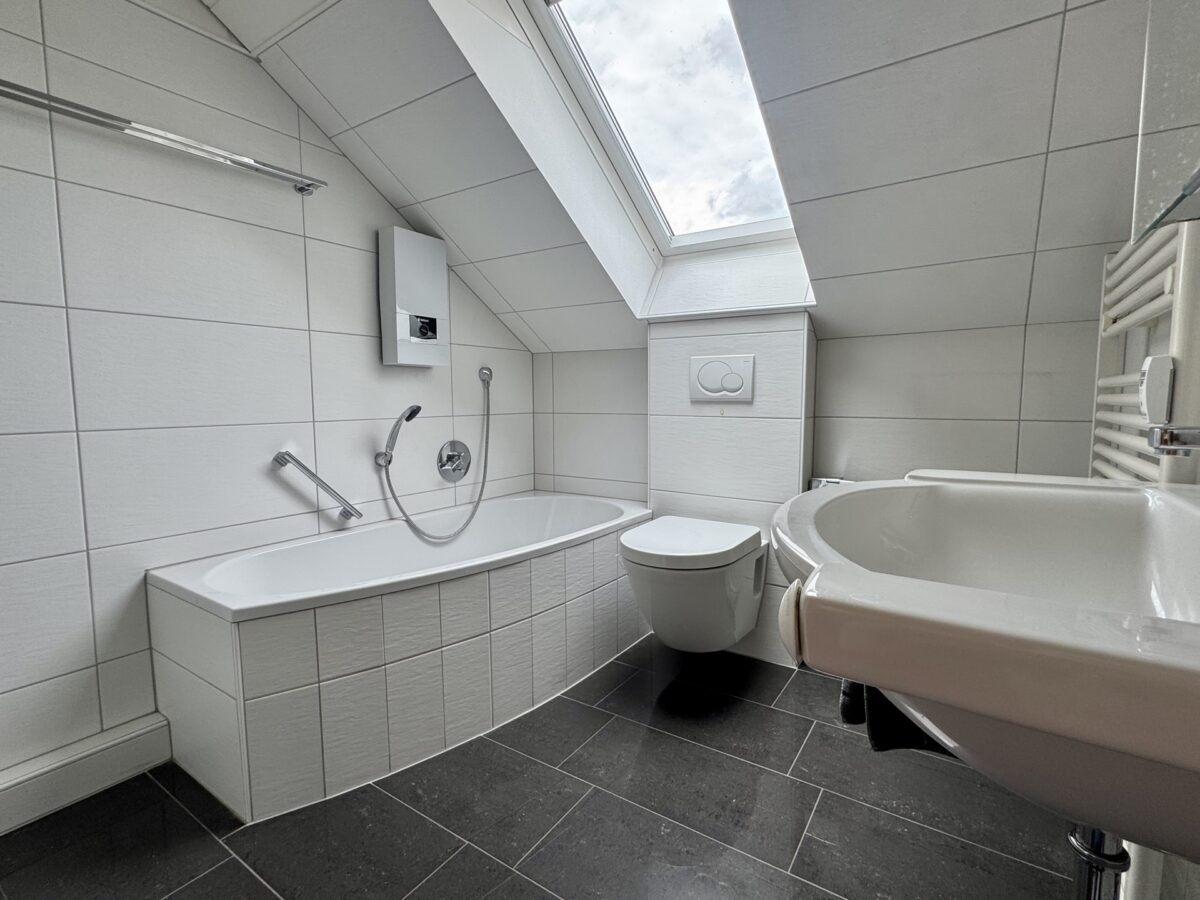 Tageslichtbad mit Dusche und Badezimmer