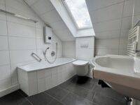 Tageslichtbad mit Dusche und Badezimmer