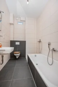 Badezimmer (EG)