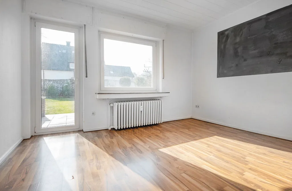Wohnzimmer mit Ausgang in den Garten (EG)
