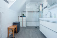 Badezimmer mit bodengleicher Dusche