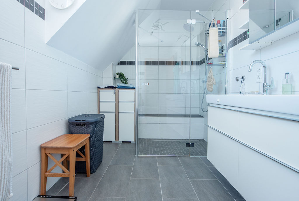 Badezimmer mit bodengleicher Dusche