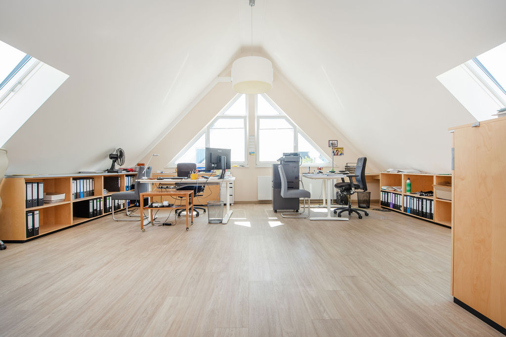Derzeitiges Homeoffice im im Dachgeschoss (klimatisiert)