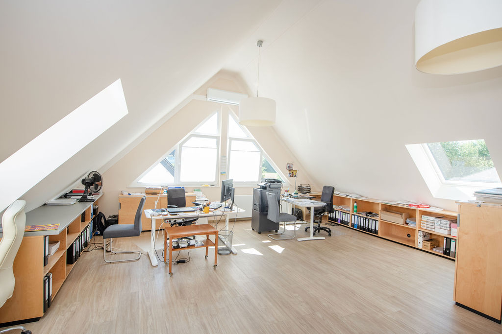 Derzeitiges Homeoffice im im Dachgeschoss (klimatisiert)