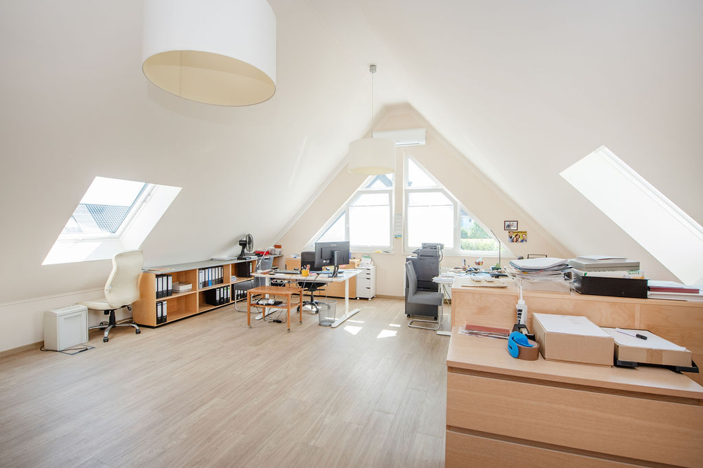 Derzeitiges Homeoffice im im Dachgeschoss (klimatisiert)