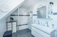 Badezimmer mit bodengleicher Dusche