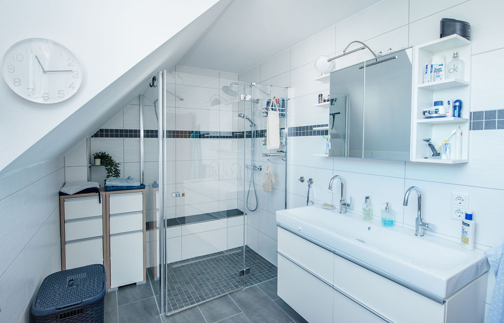 Badezimmer mit bodengleicher Dusche
