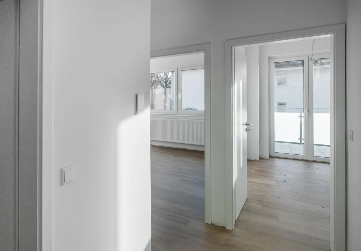 Flur mit Blick in die Wohnräume (Referenzwohnung aus dem Haus)