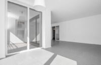 Offener Wohnbereich mit Austritt auf die Loggia