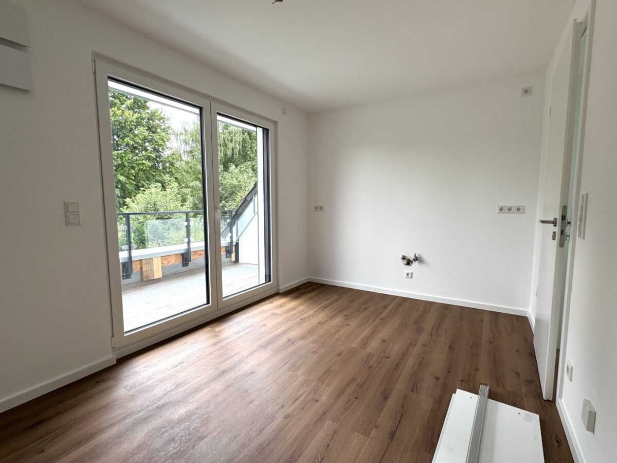 Küche mit Austritt auf den Balkon