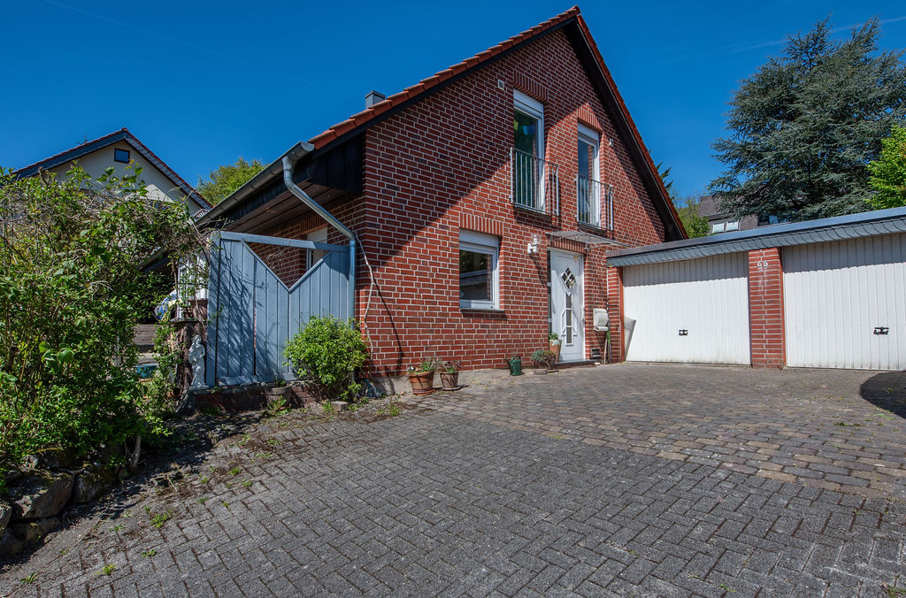 Hauseinfahrt mit zwei Garagen