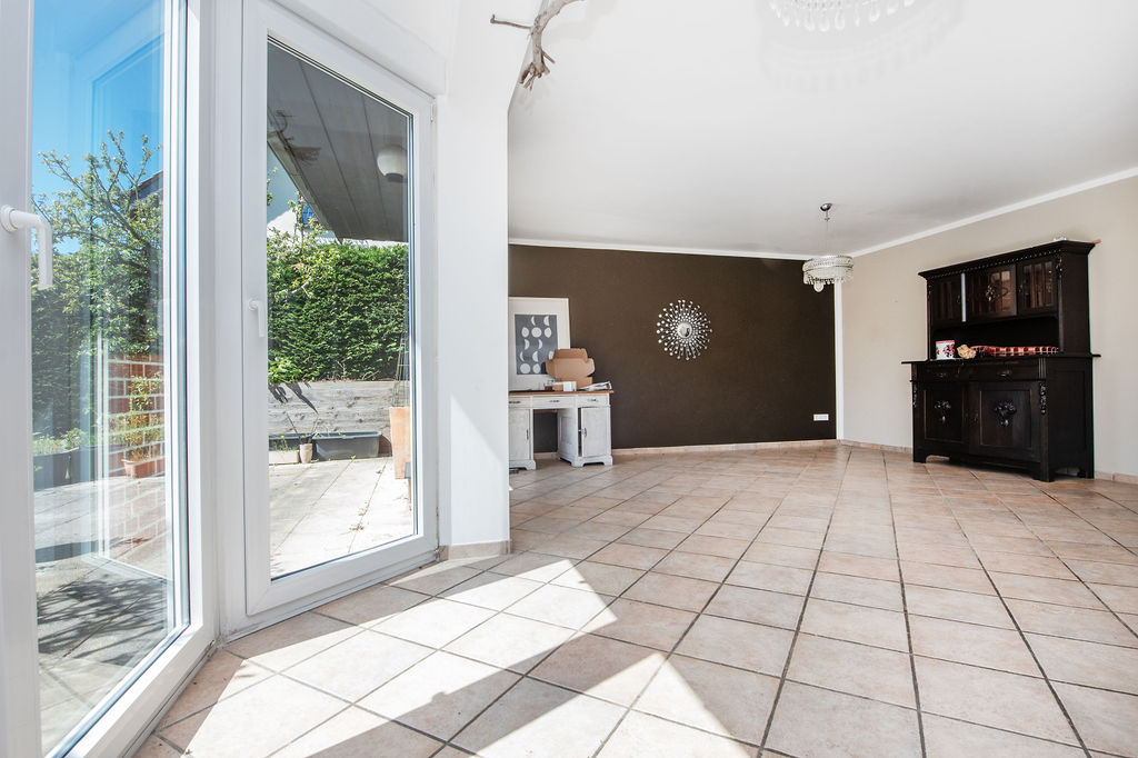 Wohn-/Esszimmer mit Blick in den Garten