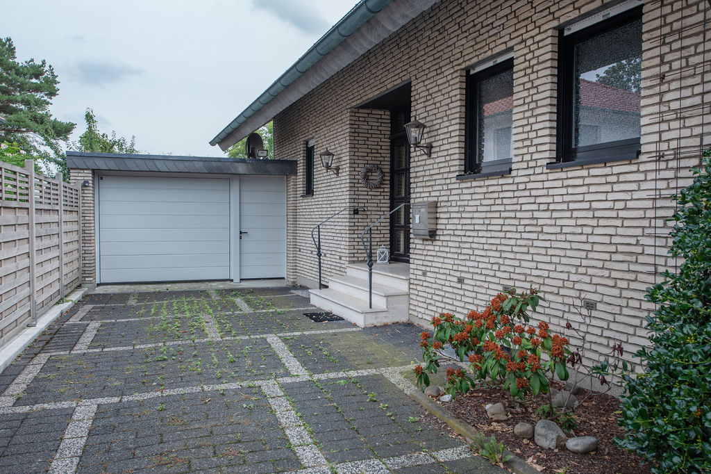 Hauseingang mit Garage