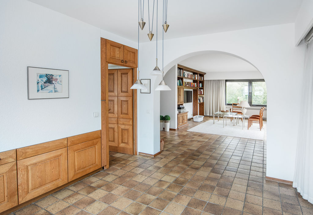 Esszimmer mit Blick ins Wohnzimmer