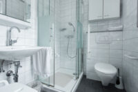 Bad mit Dusche angrenzend an das Gästezimmer EG