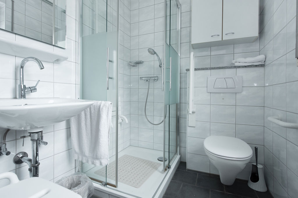 Bad mit Dusche angrenzend an das Gästezimmer EG