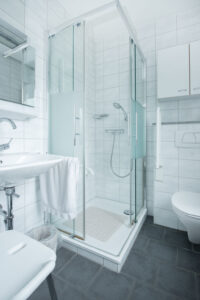 Bad mit Dusche angrenzend an das Gästezimmer EG