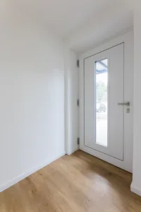 Separater Eingang mit Platz für Garderobe