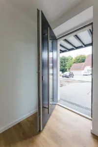 Separater Eingang mit Platz für Garderobe