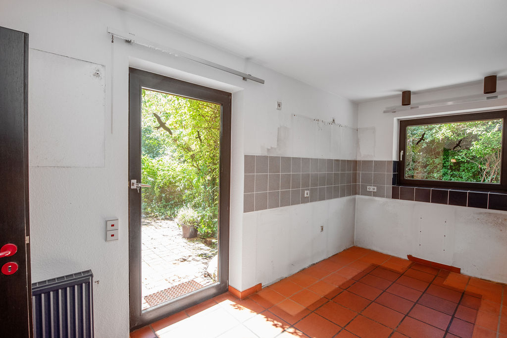 Küche mit Ausgang in den Garten