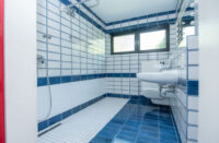 Badezimmer mit bodengleicher Dusche