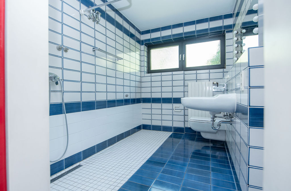 Badezimmer mit bodengleicher Dusche