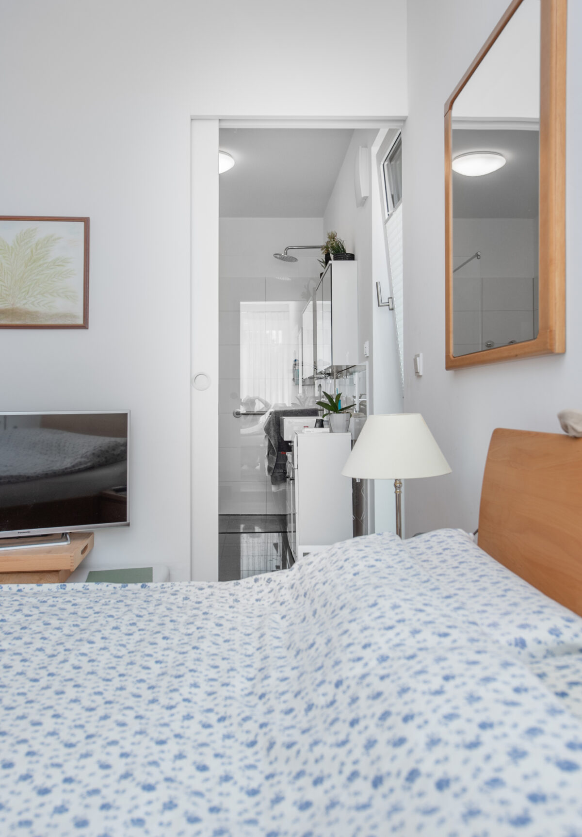 Schlafzimmer mit Zugang in das Bad mit Dusche