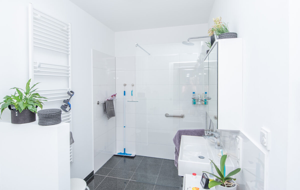 Badezimmer mit bodengleicher Dusche