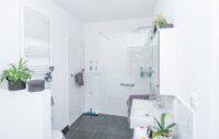 Badezimmer mit bodengleicher Dusche