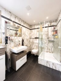 Tageslichtbad mit Dusche und Badewanne untere Wohnung