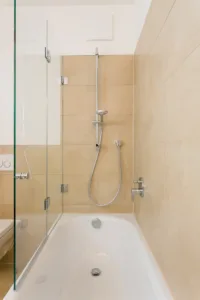 Bad mit Wanne & Dusche