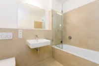 Bad mit Wanne & Dusche