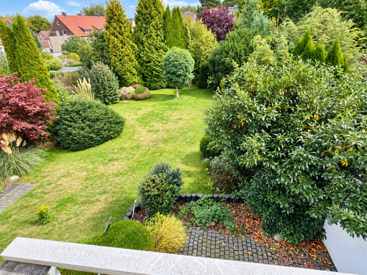 Blick vom Balkon in den Garten