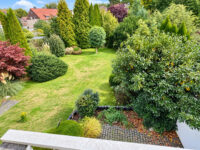 Blick vom Balkon in den Garten