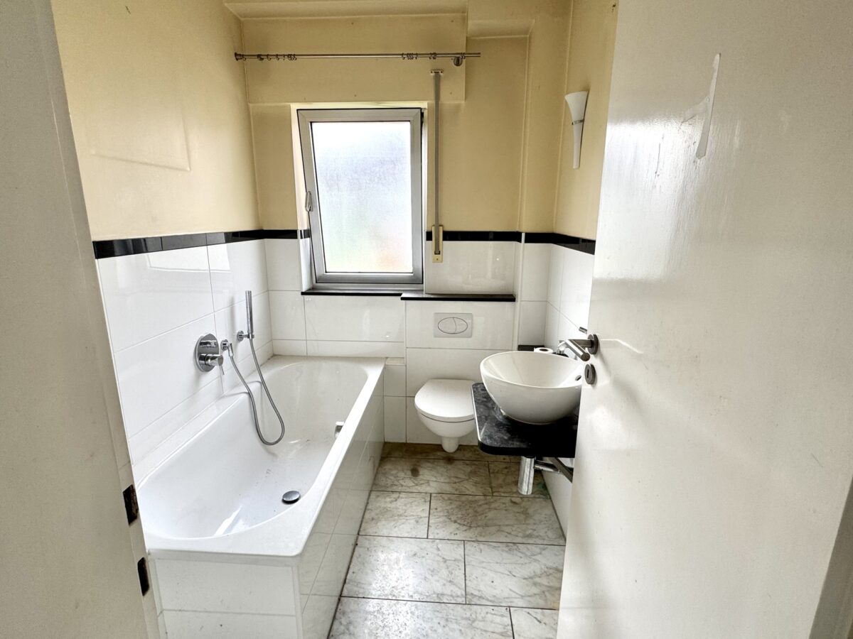 Tageslichtbad mit Badewanne EG