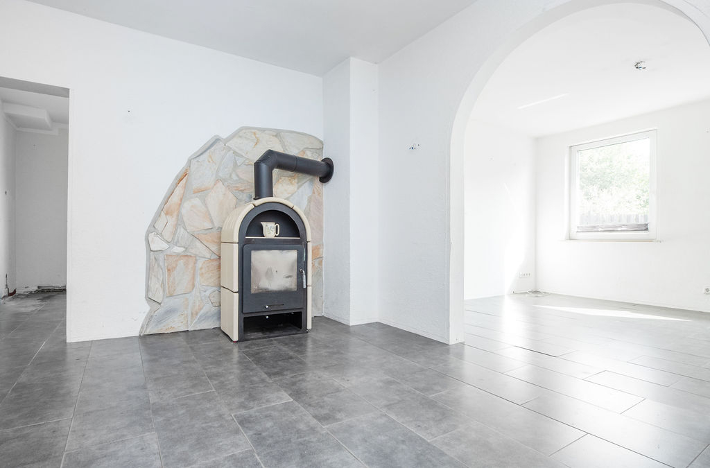 Offener Wohn-/Essbereich mit Kamin