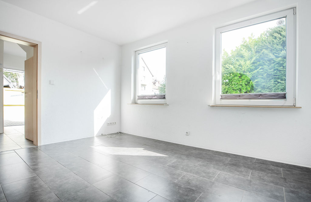 Offener Wohn-/Essbereich mit Kamin